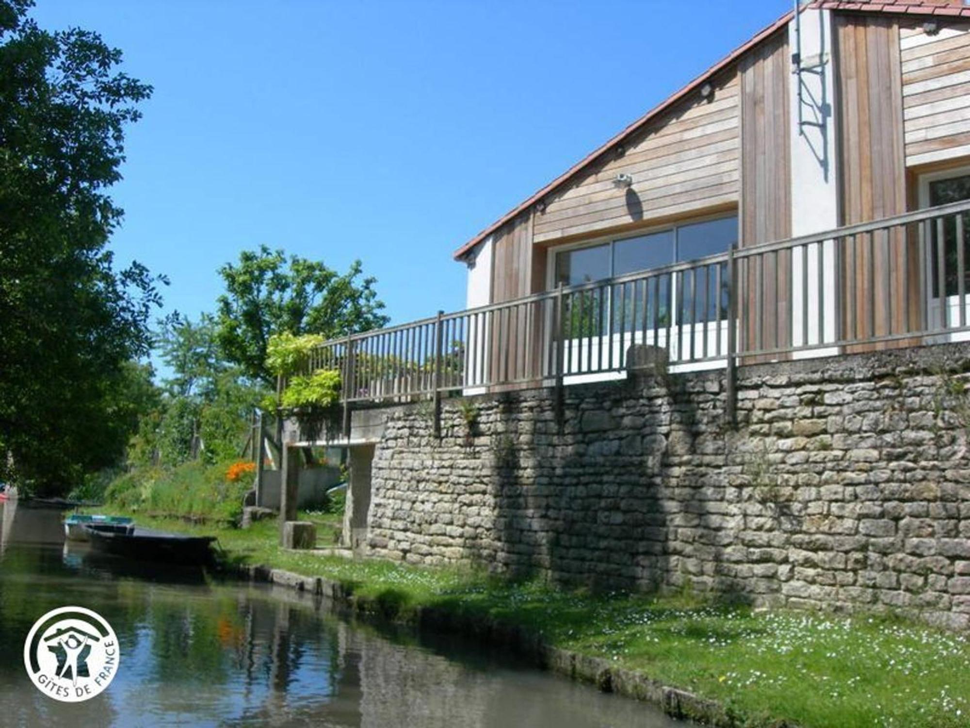 Gite Charmant Au Bord De L'Eau Avec Canoes, Terrasse Et Jardin A Damvix, Au Coeur Du Marais Poitevin. - Fr-1-426-354 빌라 외부 사진